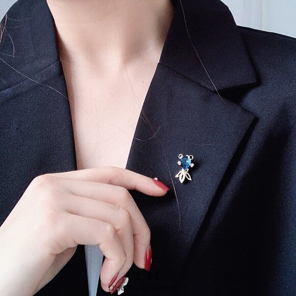 Fish Brooch Beautiful Simulated Gemsones Blues and Greens and Diamonettes - Picture 2 of 3